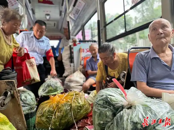 武汉“卖菜公交”怎样载满人间烟火
