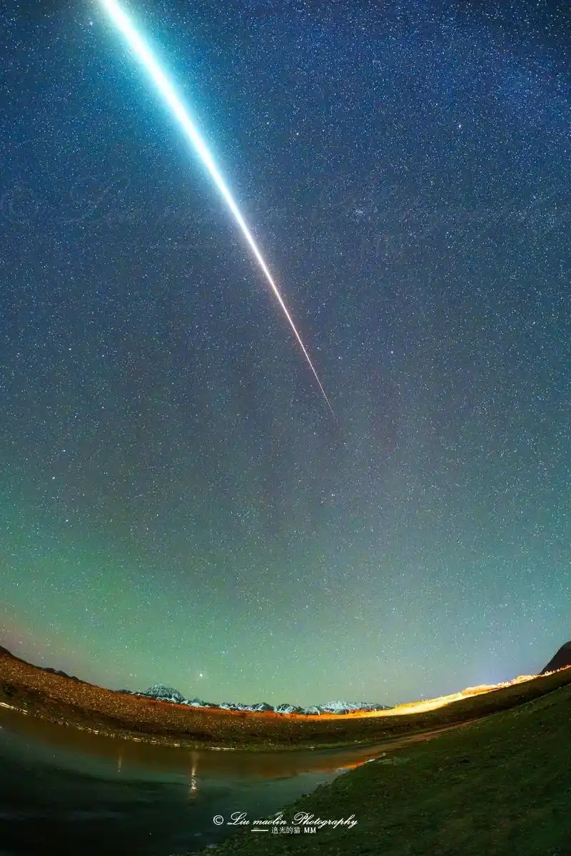 流星划过夜空为何会有尾巴