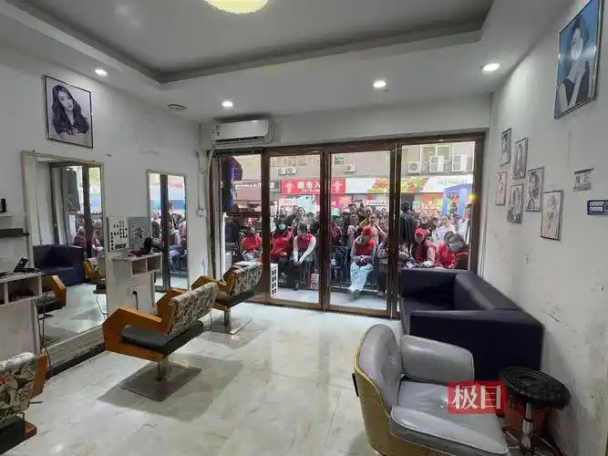 李晓华的理发店位置在哪