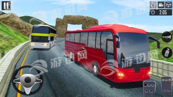 上坡公共汽车行驶