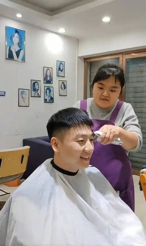 李晓华夫妇的理发店特色是什么